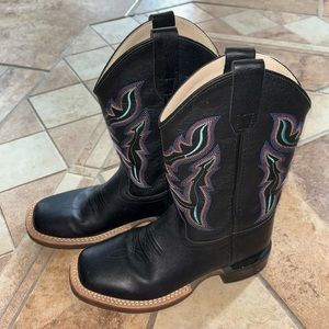Shyanne boots, black with some coloring, size 2 D